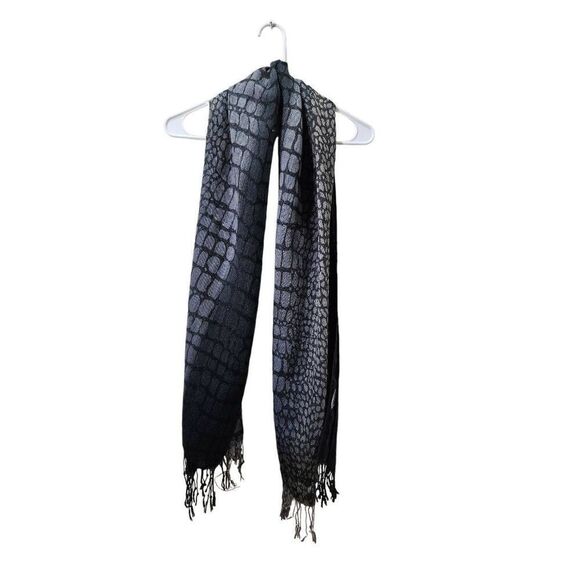 Gray and black scarf - Picture 6 of 8